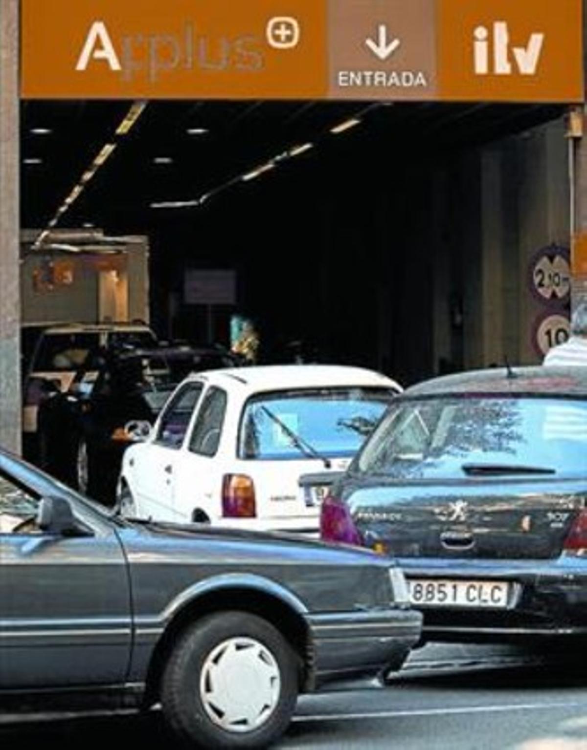 Cua de vehicles en una estació d’Applus+, ahir a Barcelona.