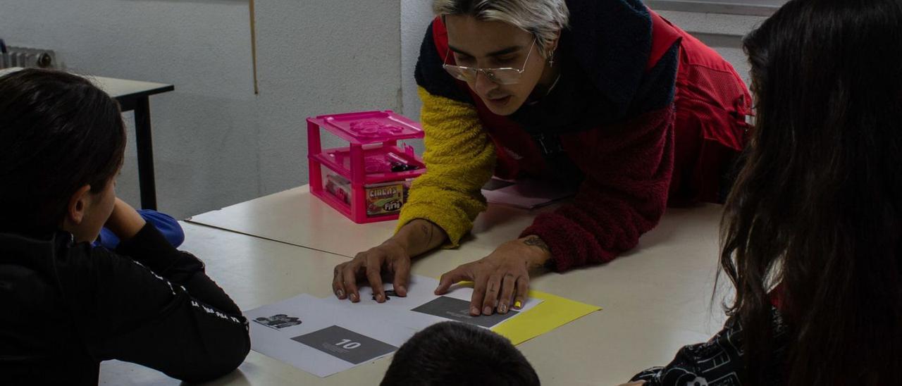 Un monitor de Juventud realiza un taller con niños en la sede de Cruz Roja Zamora. | Alba Prieto