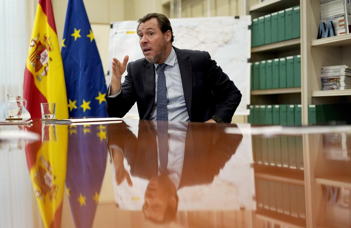 El ministro de Transportes y Movilidad Sostenible, Oscar Puentes, durante la entrevista con EL PERIÓDICO este jueves en Madrid.