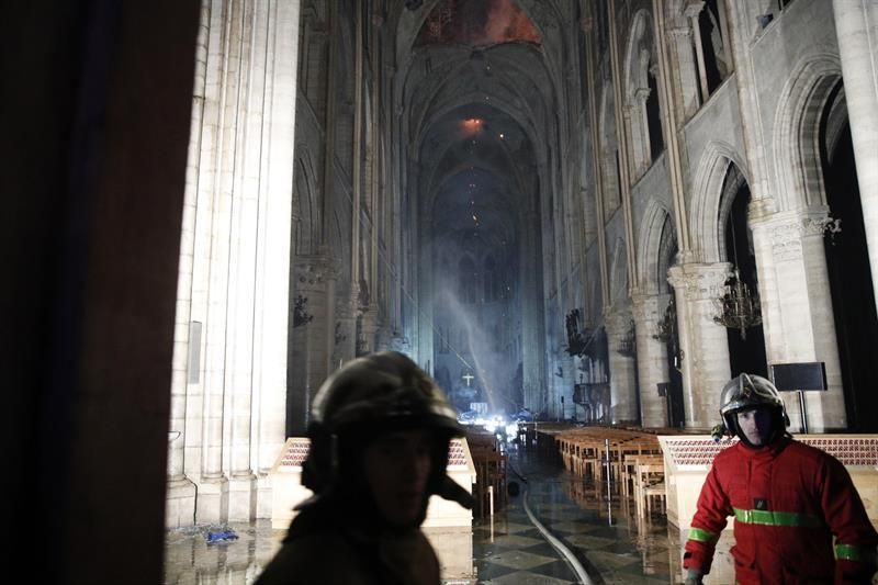 Incendio en la Catedral de Nôtre Dame