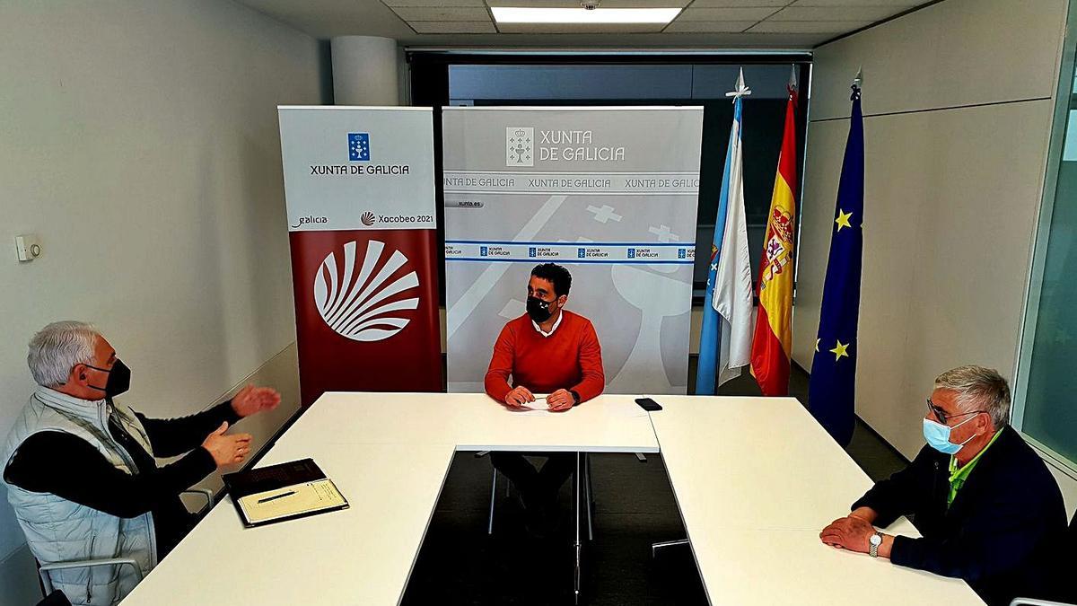 Luis López, en el centro, con los representantes vecinales de Raxó.  |  // FDV