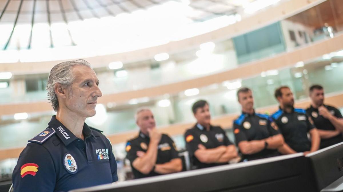 Pedro (policía del frente) y otros agentes en el CECOM