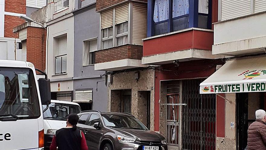 Puerta de la casa precintada en una imagen del viernes. | LEVANTE-EMV