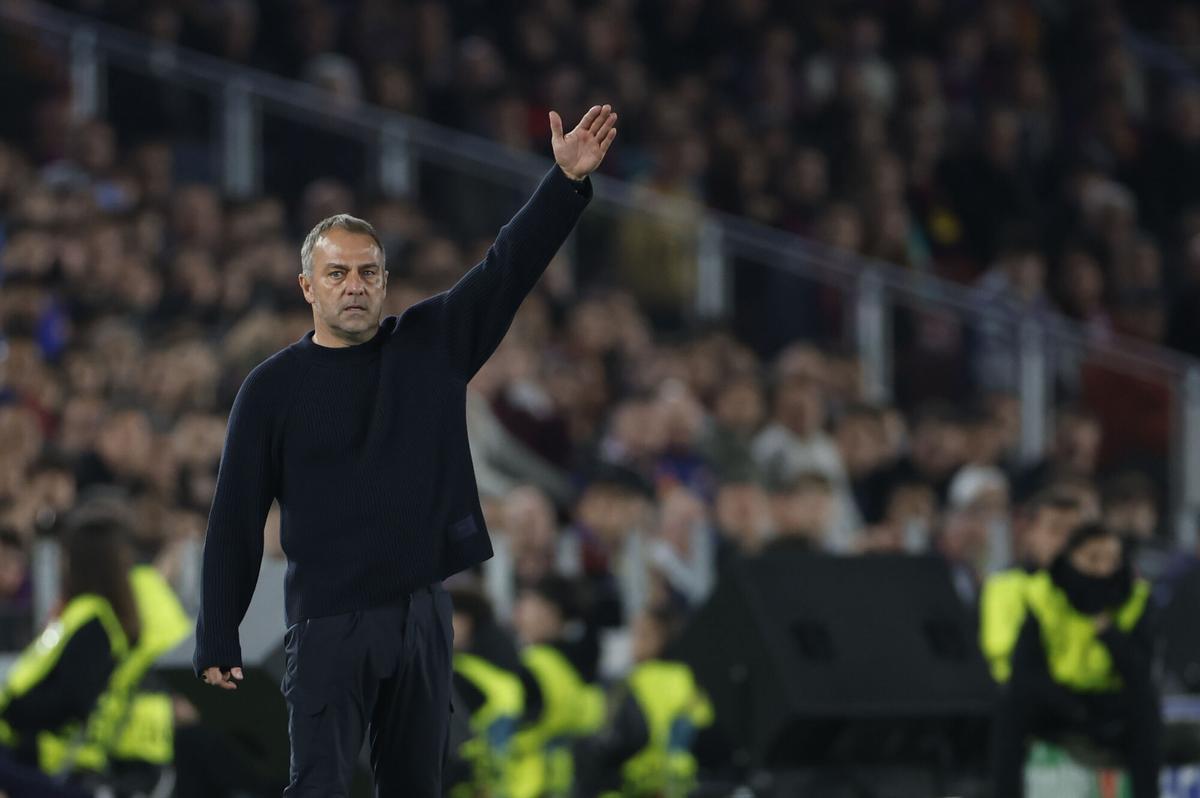 El entrenador del Barcelona, Hansi Flick, durante el encuentro correspondiente a la ida de los cuartos de final de la Liga de Campeones contra Atlético de Madrid en el Spotify Camp Nou, en Barcelona.