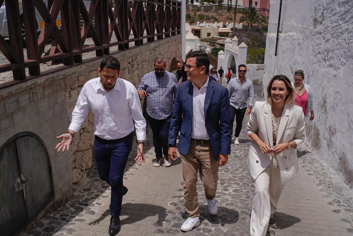 Los candidatos durante su recorrido por el casco histórico de la ciudad.