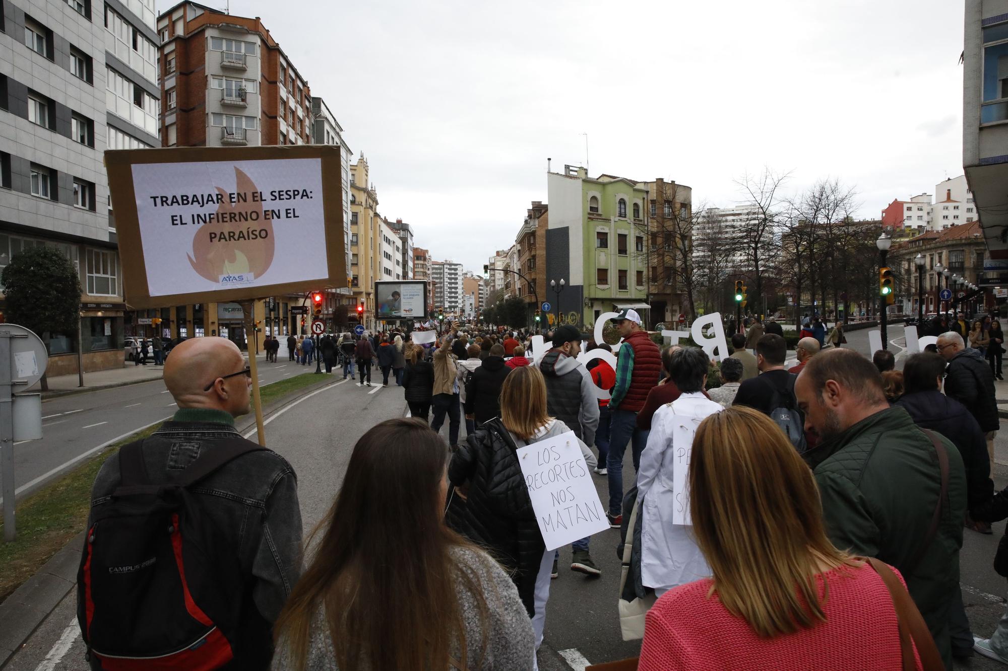 En imágenes: Los sanitarios se manifiestan en Gijón al grito de "no queremos más dinero, queremos mejores condiciones laborales"