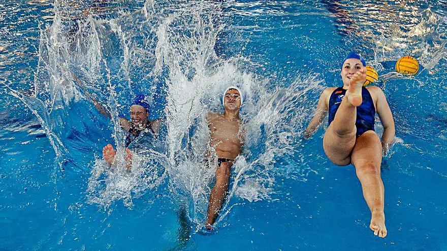 Una divertida imagen de Eloísa González, Joan Ferrer y Janina Aguado.  | 