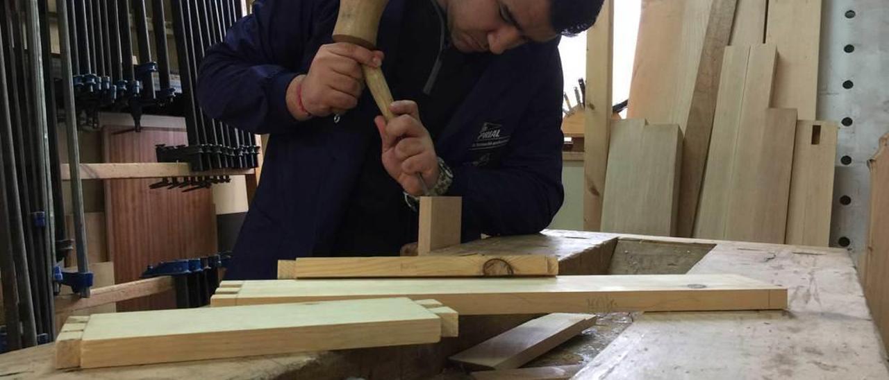 Hugo Sánchez trabaja la madera en el Centro de Formación Profesional El Prial de Infiesto, ayer.