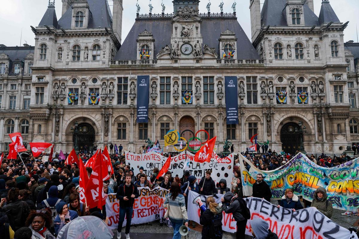 Protestas en Francia. Miles de ciudadanos se echan a las calles para manifestar su descontento con el fallo del Constitucional francés y que ha generado altercados en diferentes ciudades