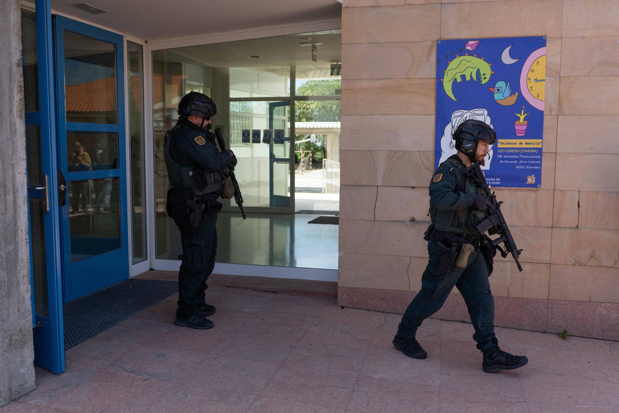 GALERÍA | El impresionante simulacro de atentado terrorista en el colegio de Coreses (Zamora)