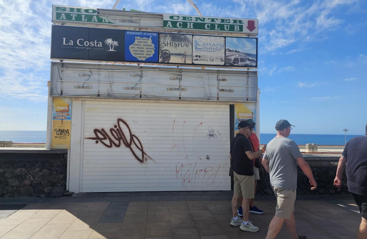 El ascensor que conecta el paseo marítimo con la Playa del Inglés, cerrado este domingo