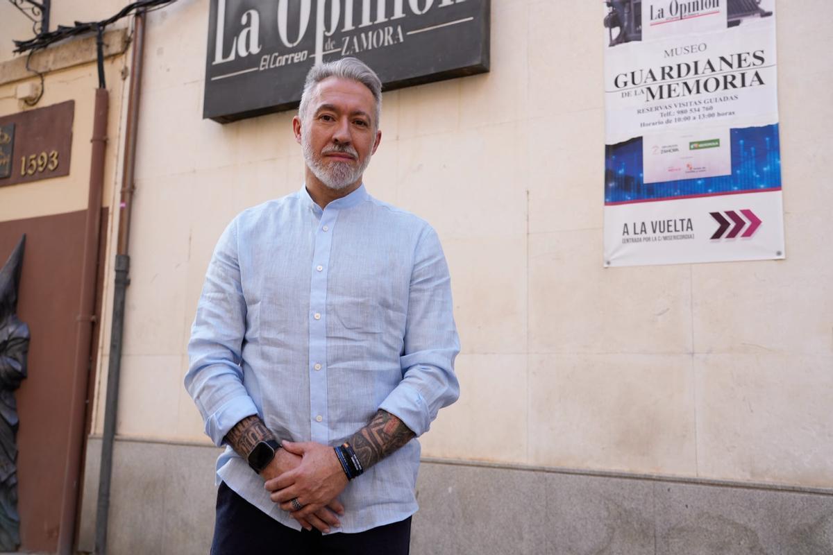 El galardonado Policía Municipal, Arturo Santos Iglesias, a las puertas de LA OPINIÓN-EL CORREO DE ZAMORA.