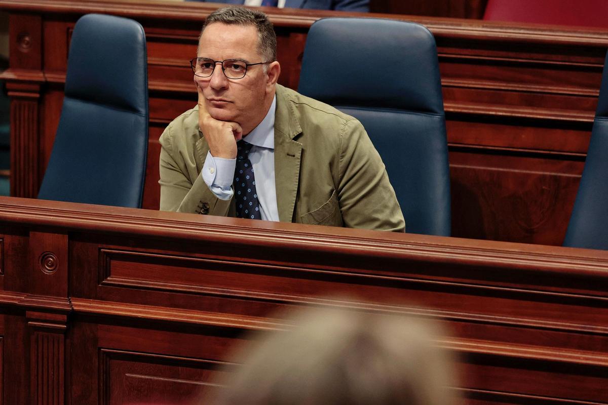 El consejero de Educación, Poli Suárez, en su escaño del Parlamento de Canarias.
