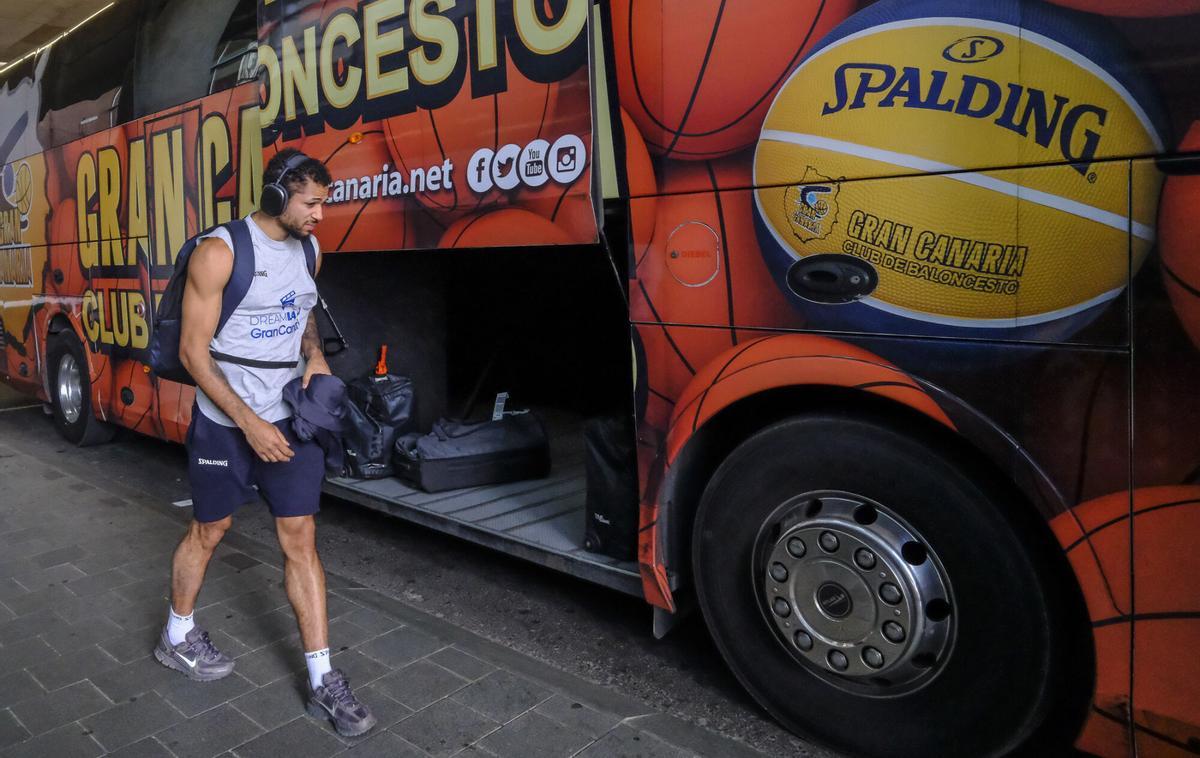 La llegada de los jugadores del CB Gran Canaria tras su descenso