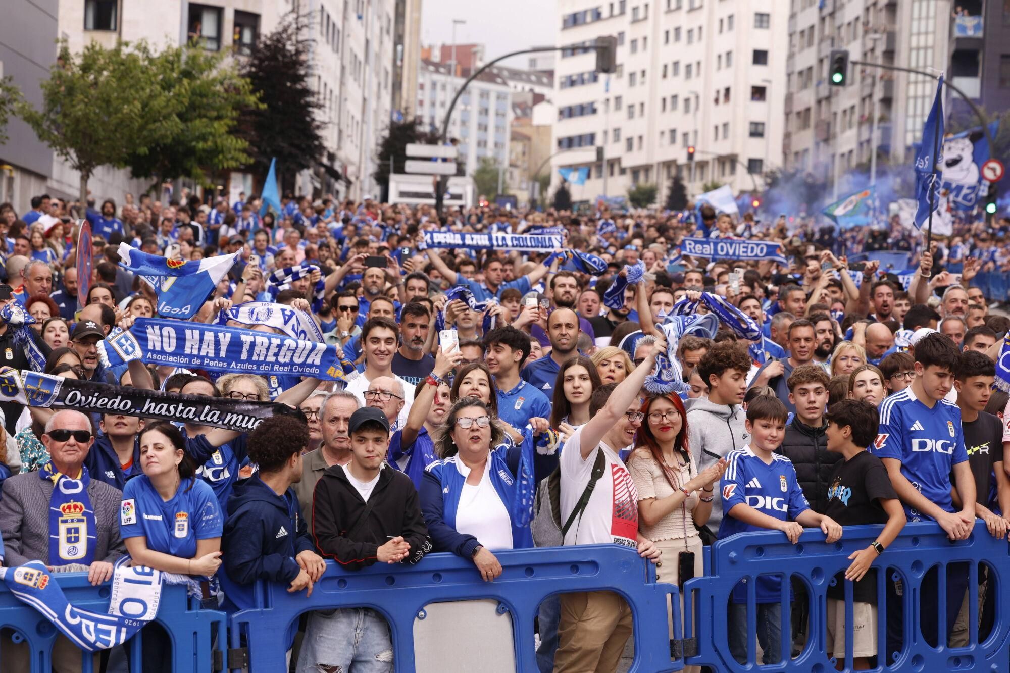 EN IMÁGENES: Espectacular recibimiento de la afición del Oviedo a su equipo antes de la vuelta por el ascenso contra el Almería