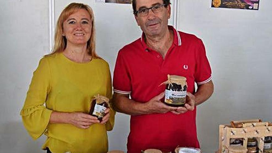 Los apicultores de Gallegos del Campo Guillermo Díaz y Adoración Prieto con su miel.
