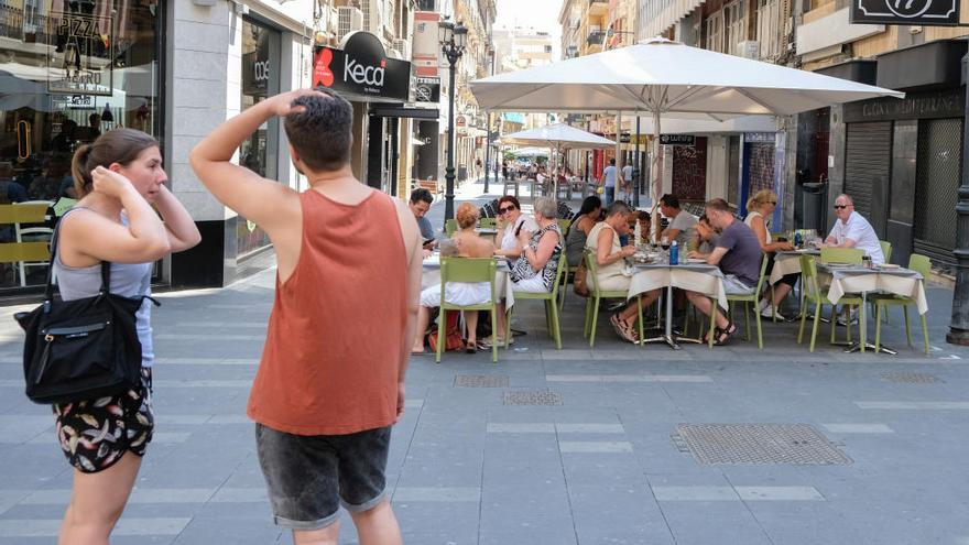 Veladores en el centro de Alicante