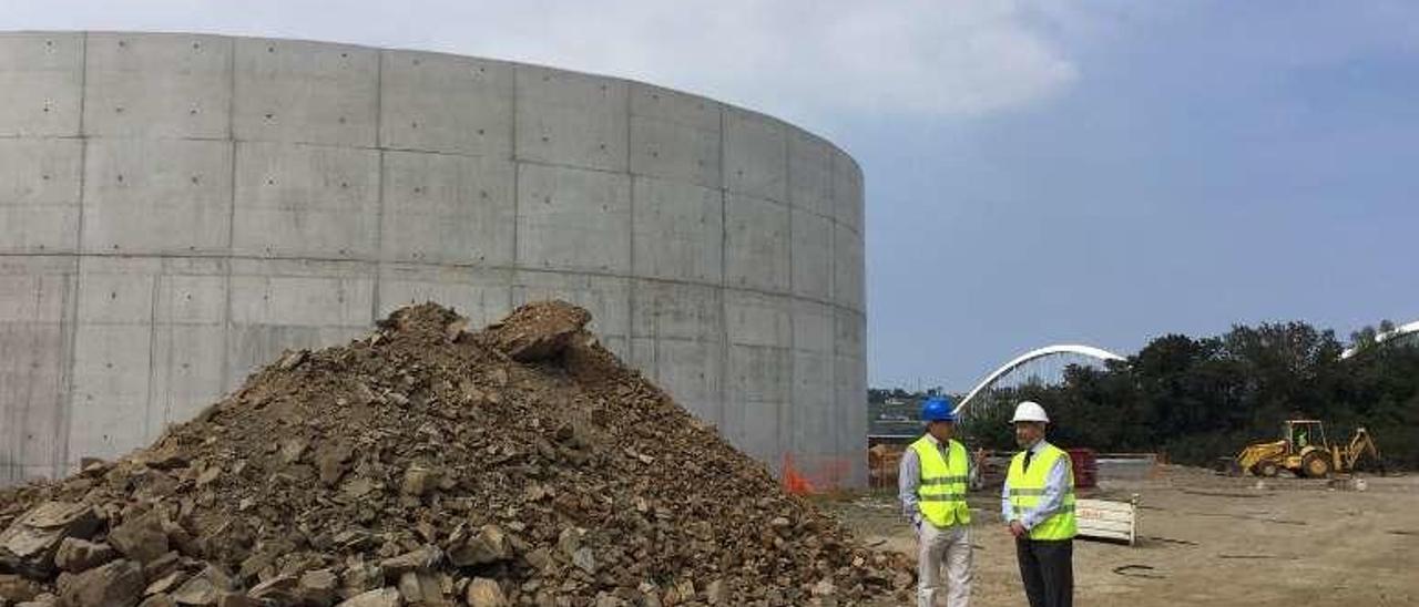 Dos responsables de la obra, en la planta.