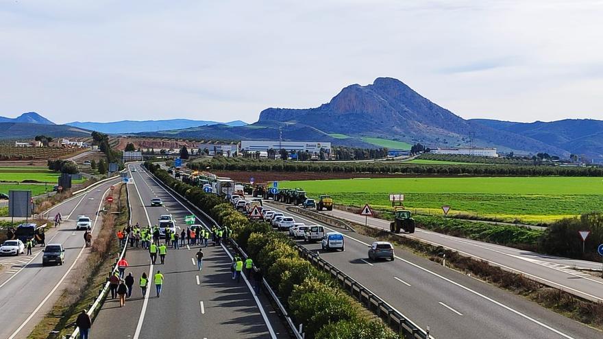 Las organizaciones agrarias realizan cortes de carretera en Málaga