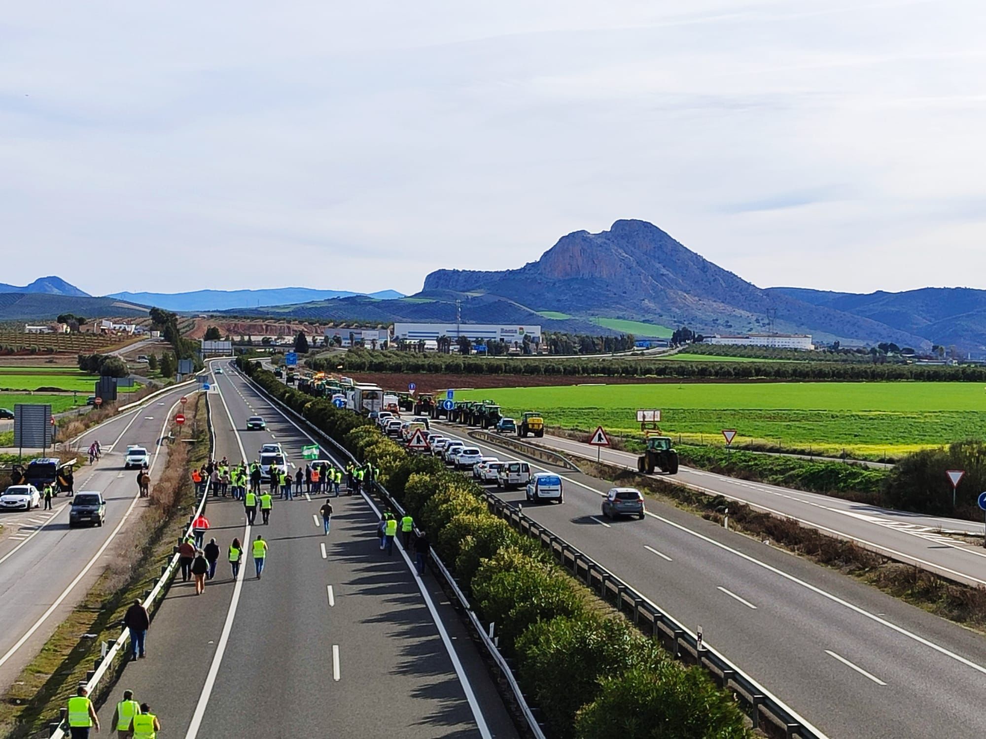 Agricultores de Málaga cortan las carreteras de la provincia convocados por las organizaciones agrícolas.