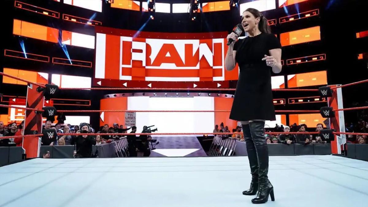 Stephanie McMahon anunció el primer Elimination Chamber de mujeres