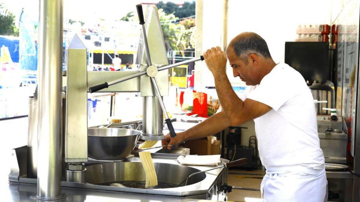 Los puestos de comida y churros, un clásico en las fiestas de los barrios. 