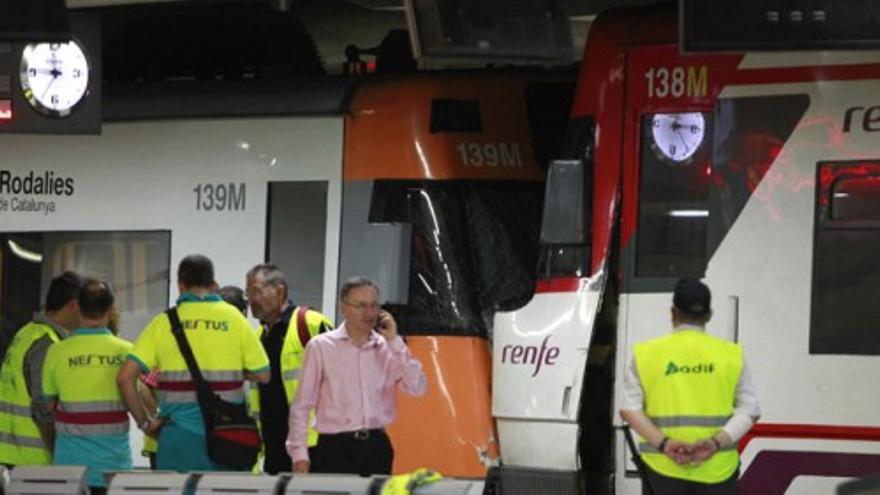 Tres heridos leves al descarrilar un tren en Barcelona