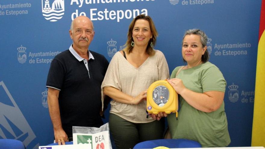 Una madre dona al Ayuntamiento de Estepona un desfibrilador tras la muerte de su hijo