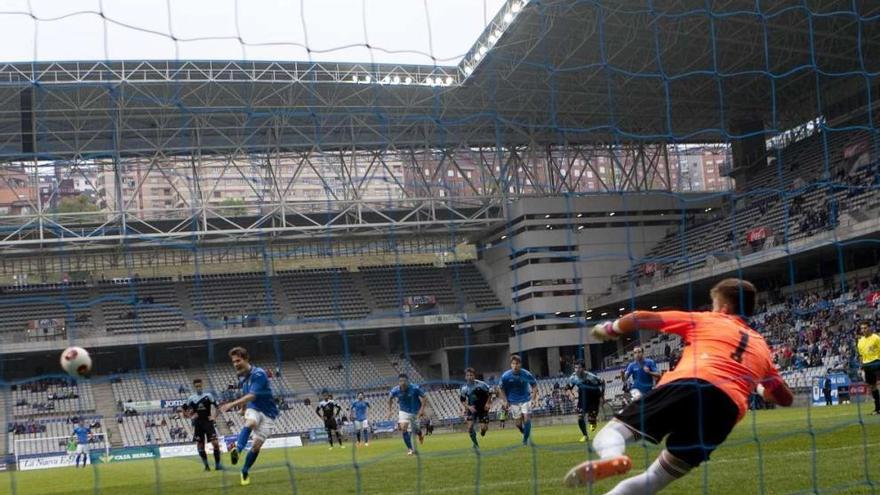 Susaeta logra de penalti su tercer gol de la tarde tras engañar a Rubén Blanco. // Miki López