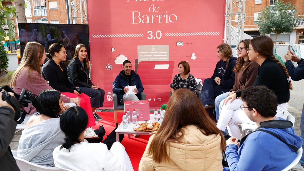 Bielsa con un grupo de jóvenes en Mislata.