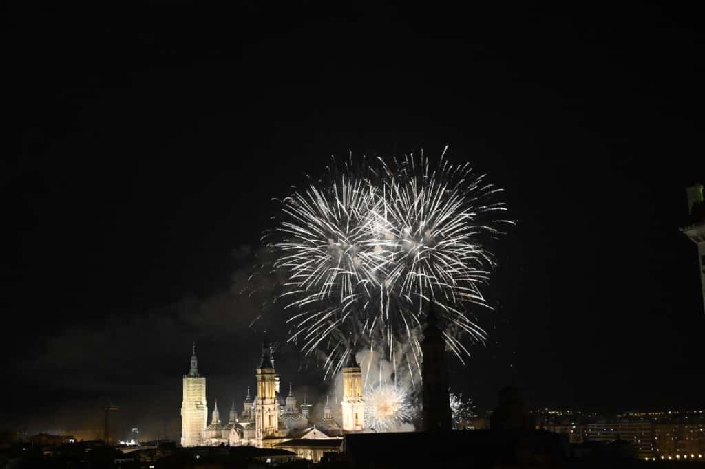 Los fuegos artificiales ponen un bonito broche final a las Fiestas del Pilar 2025
