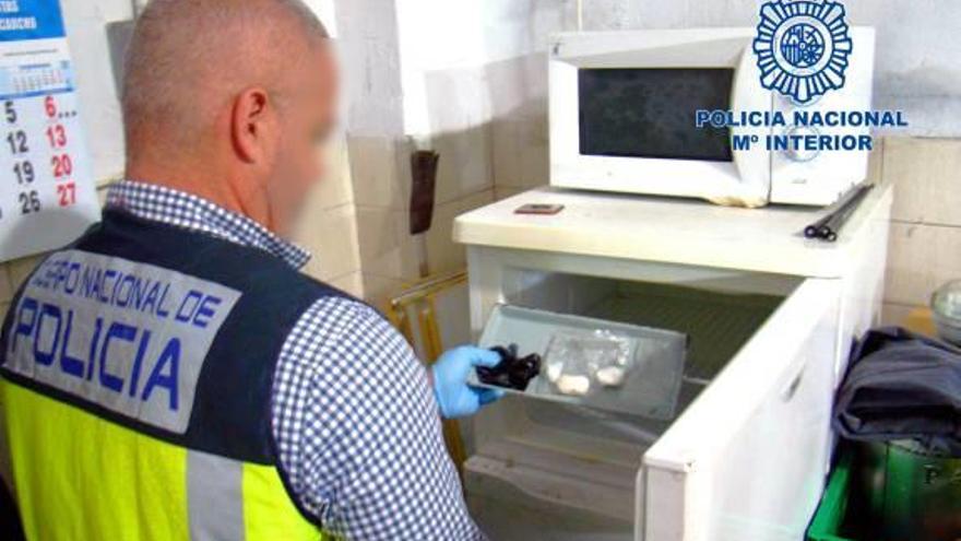 Un Policía Nacional sostiene parte de la droga incautada.