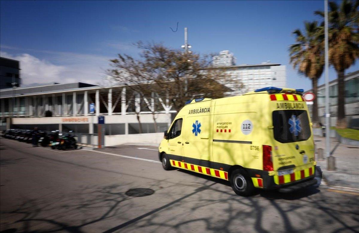 Ambulancia en el acceso de Urgencias del Hospital del Mar.