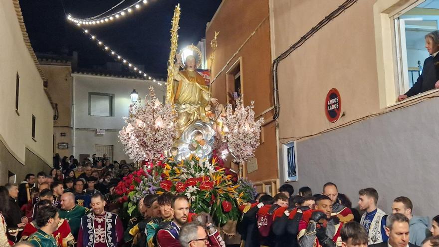 Sax arropa a su patrón en la segunda jornada de los Moros y Cristianos