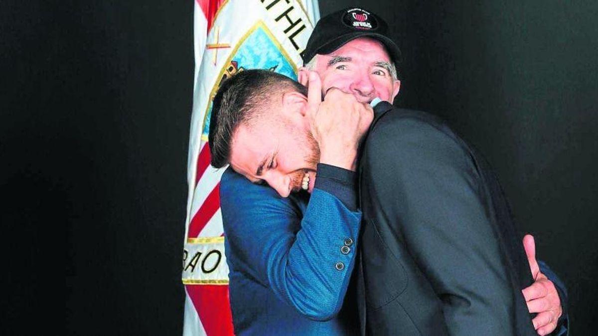 Iribar abraza a Unai Simón, en una imagen reciente