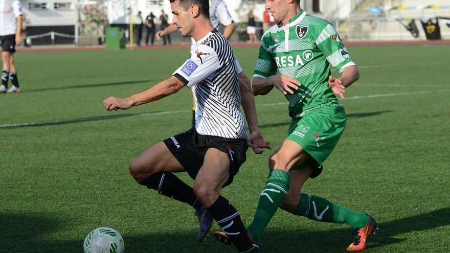 El caudalista Annunziata conduce el balón ante la presión del maliayo Mendi.