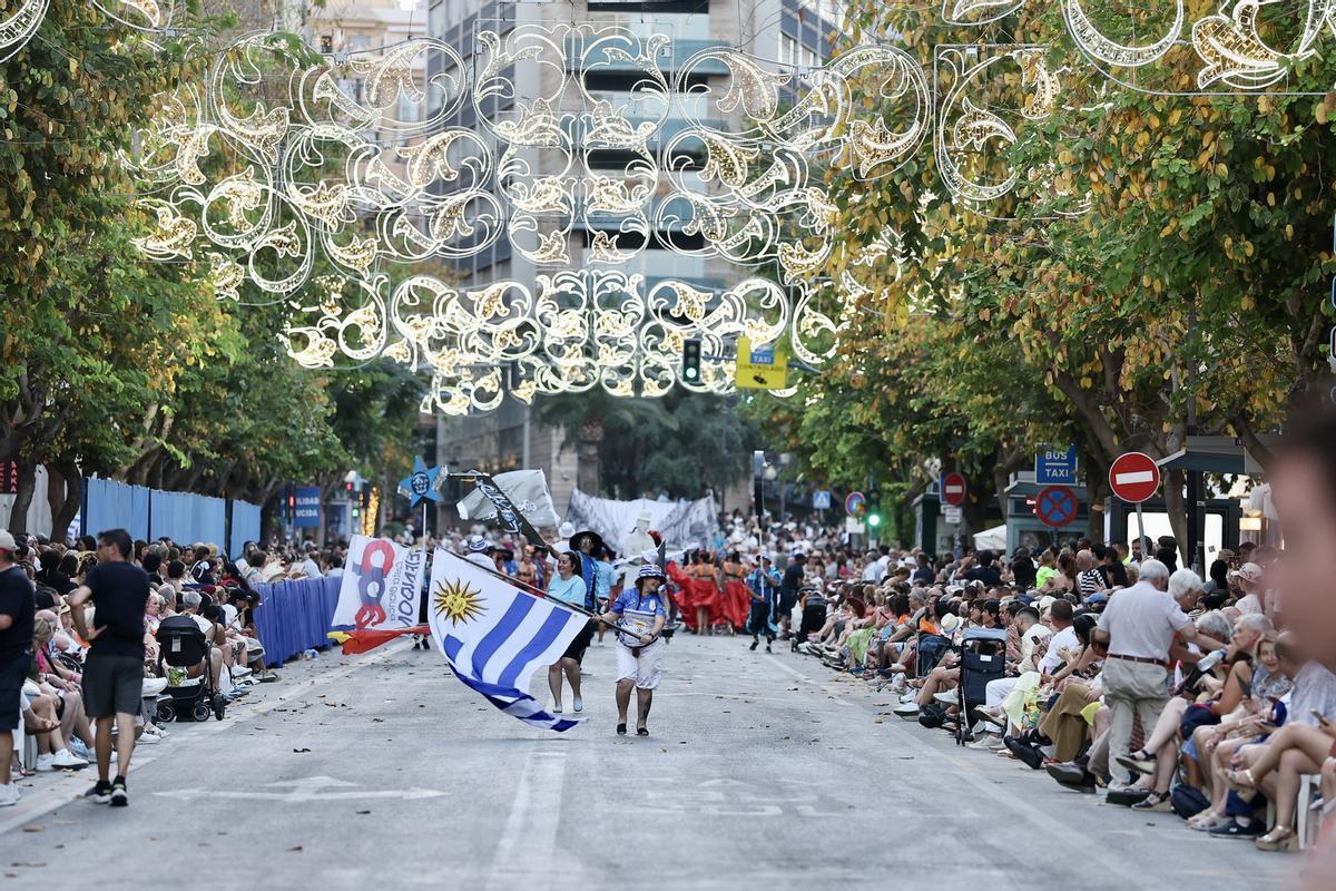 Así es el Desfile Folclórico de las Hogueras de Alicante