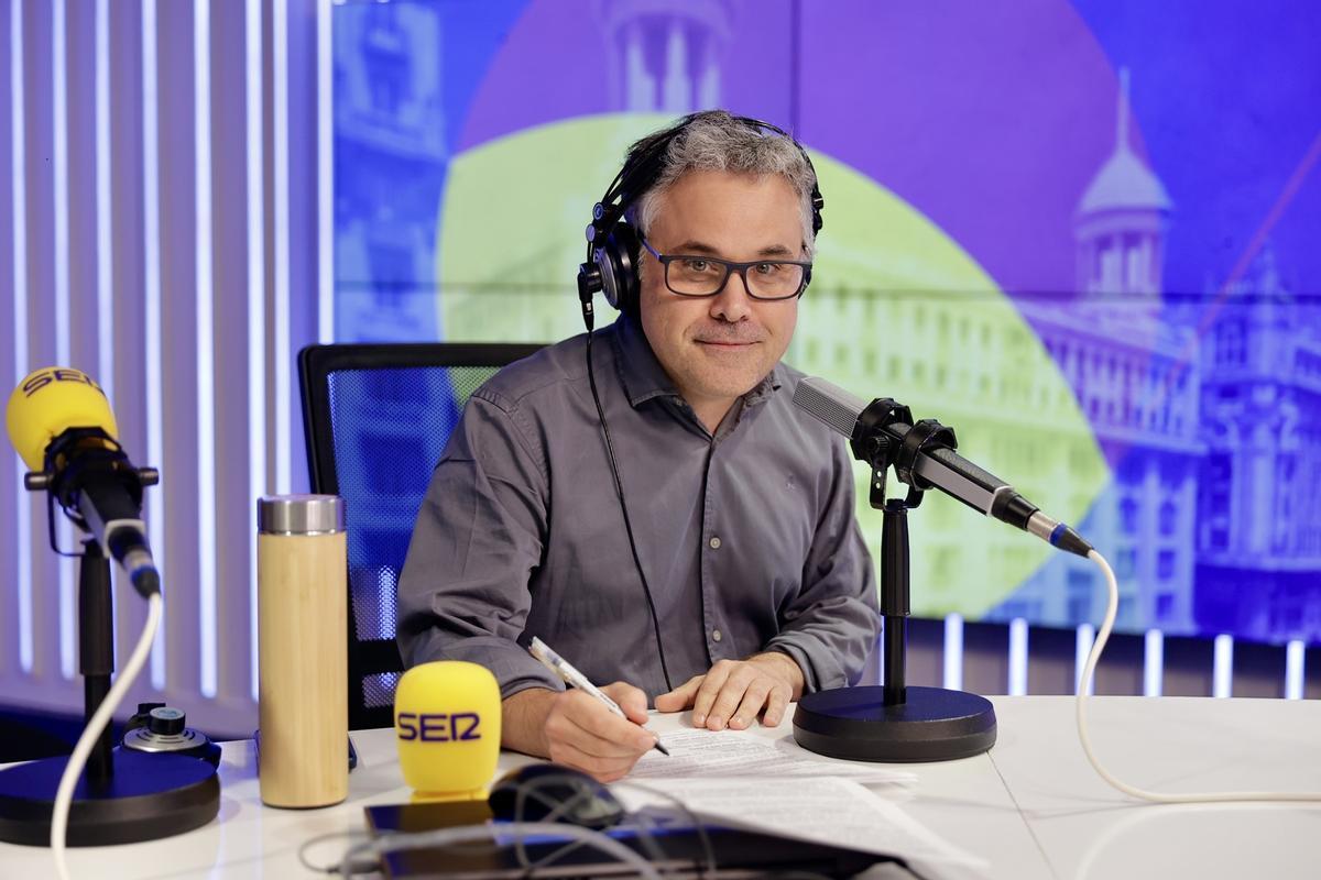 El marinense Javier Casal Ferreira, al frente del informativo Hora 14 de la Cadena Ser.