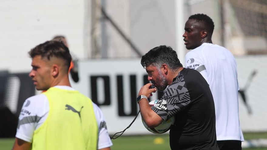 Altas y bajas del entrenamiento del Valencia CF, nuevos onces, una visita y la nueva paliza física