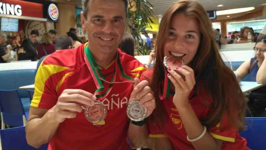 Javier Carnero y María Carnero con las medallas logradas en Lisboa.