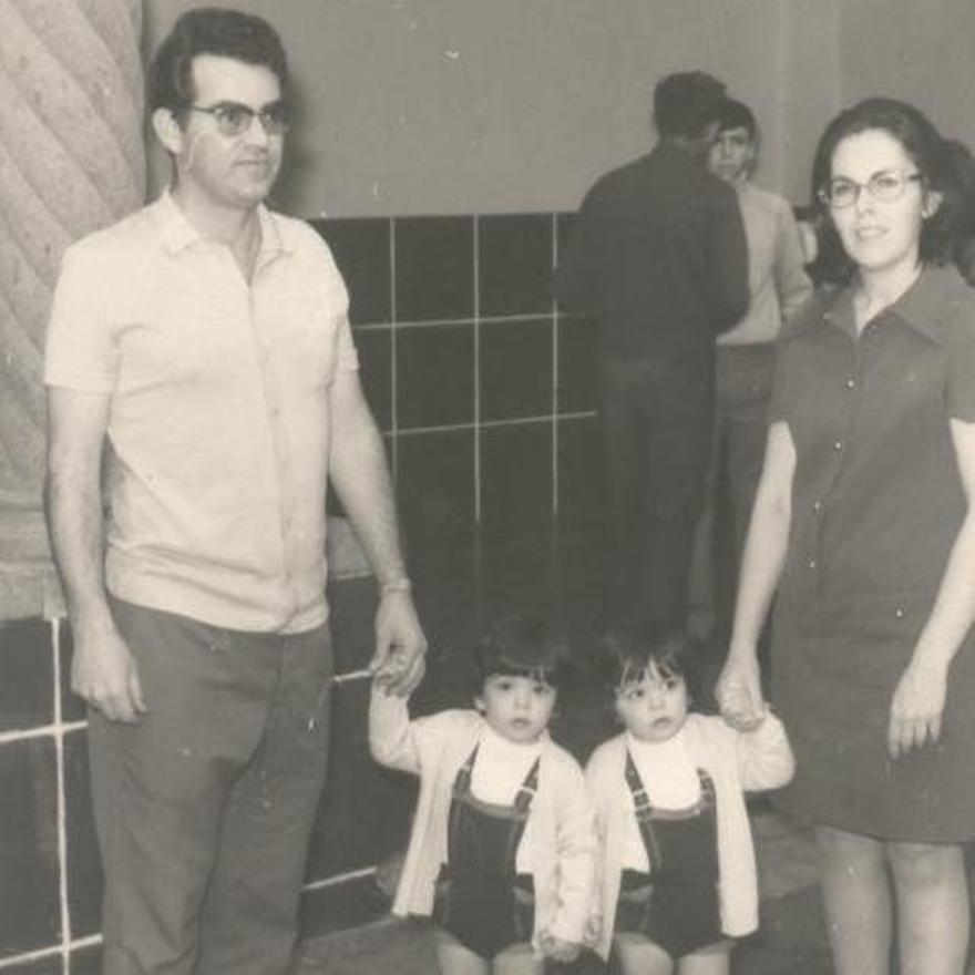 Don Alfredo, con su mujer y los gemelos.
