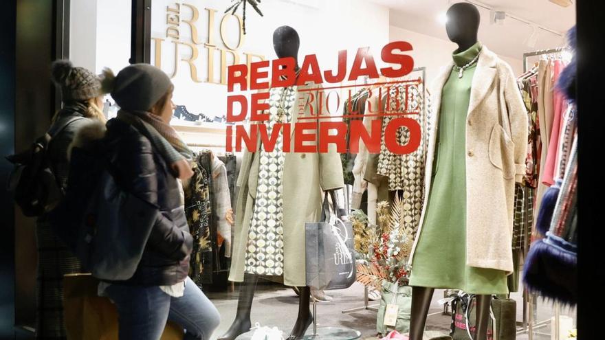 Frío arranque de las rebajas en Asturias