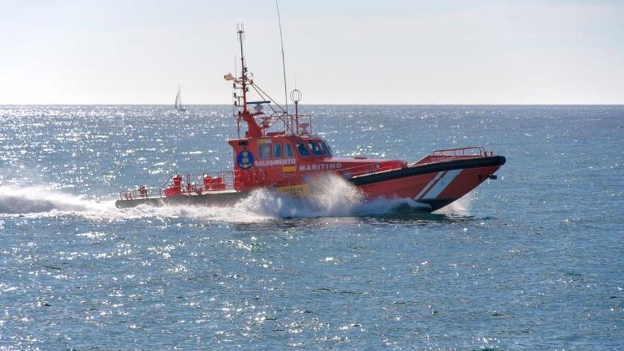 Dos embarcaciones y un helicóptero rastrean el mar buscando a los desaparecidos en paddle surf