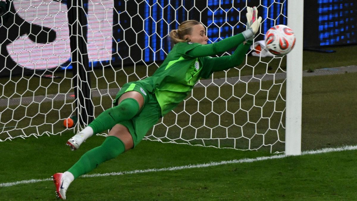 Hampton, la portera inglesa, detiene un penalti en la tanda a la selección española en la final de la Eurocopa.