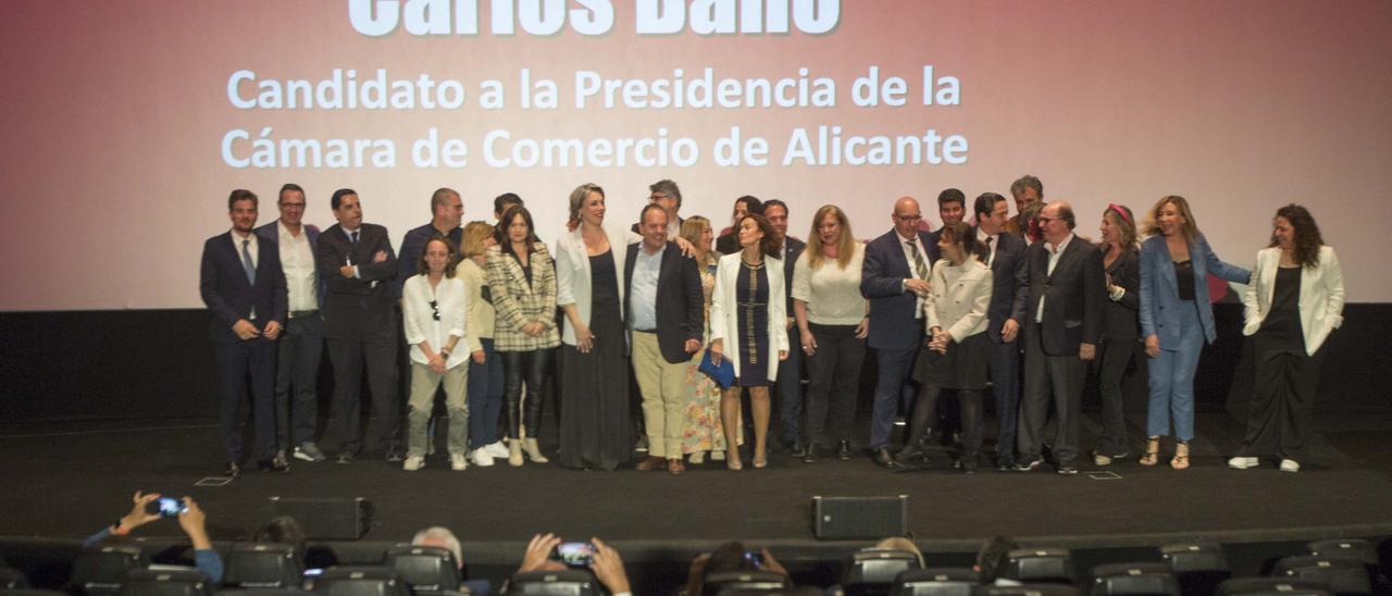 Carlos Baño, en el centro, con los empresarios que optan al pleno de la Cámara y que le dan su apoyo.