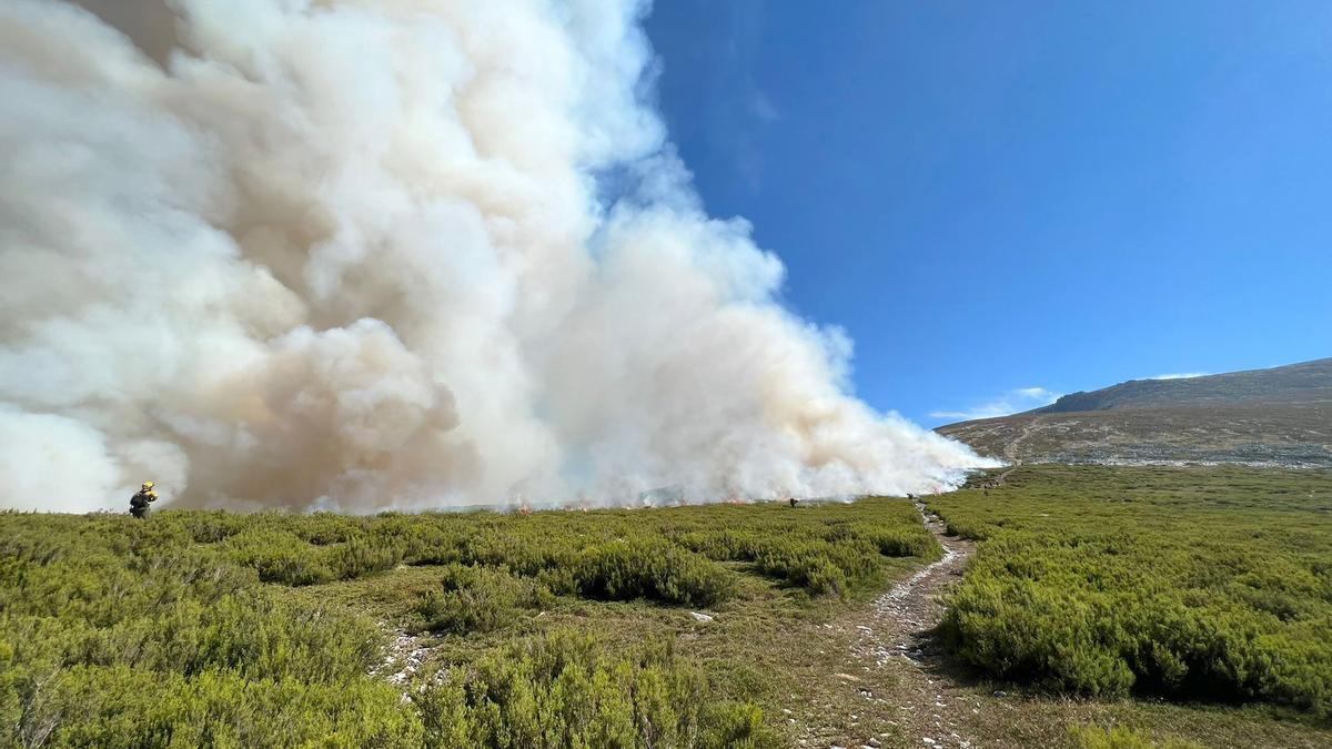 Reactivado el incendio del campo de tiro del Teleno