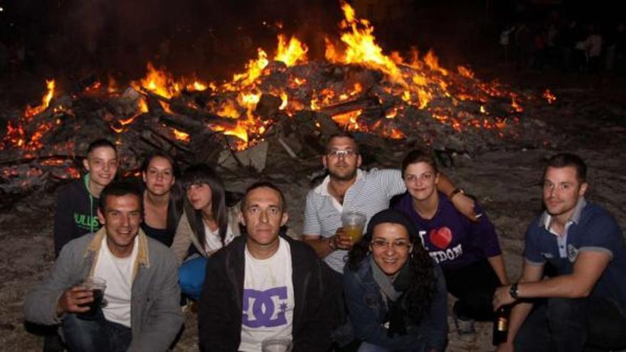 Asistentes a una de las fiestas de San Juan celebradas el año pasado en O Grove.  // Muñiz