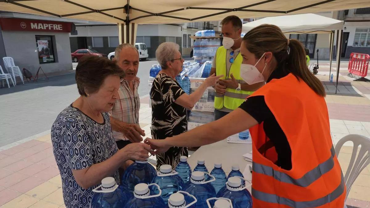 Reparto de agua mineral del manantial de Benassal a los vecinos de la Vilavella, durante estos días.