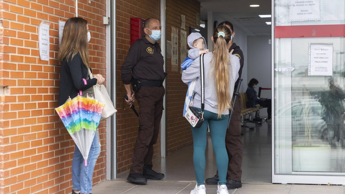 Los pacientes menores del centro de salud de La Coma han sido derivados al Clot o a la Canyada.