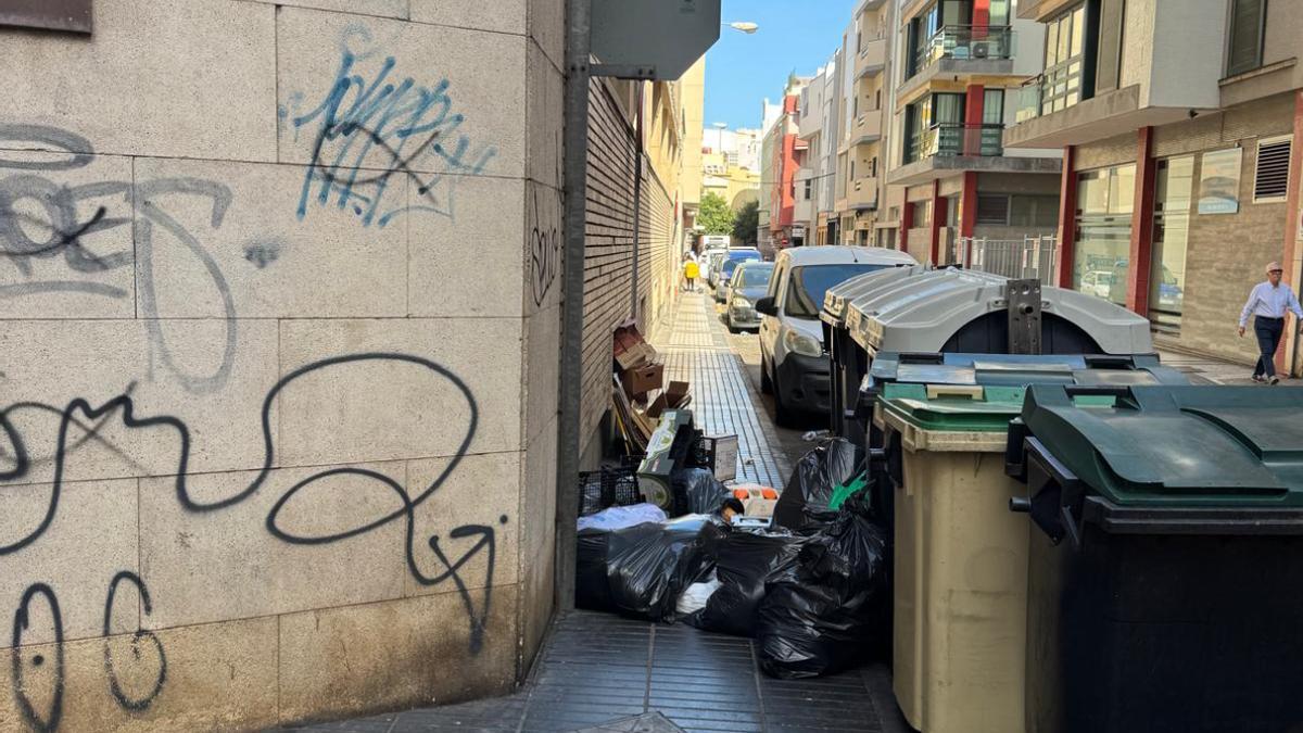Bolsas de basura ocupando toda la acera en la calle Diderot de Las Palmas de Gran Canaria.